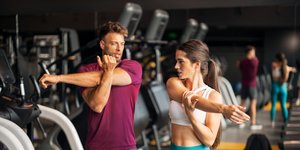 Ένας νεαρός άνδρας και μια νεαρή γυναίκα κάνουν γυμναστική