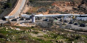 Στρατιωτικά οχήματα έτοιμα να παραλάβουν Παλαιστίνιους κρατούμενους