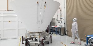 Mία από τις τρεις ασπίδες φωτονίων που θα περιβάλλουν το τηλεσκόπιο της αποστολής της NASA SPHEREx/Φωτογραφία: NASA/JPL-Caltech