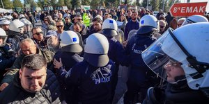 Αστυνομικοί και αγρότες στη Λάρισα