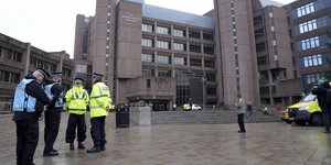 Αστυνομικοί έξω από δικαστήρια στην Αγγλία