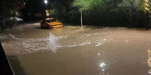 Αυτοκίνητο σε πλημμυρισμένο δρόμο στη Λήμνο