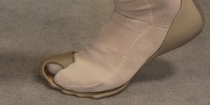 Το αμφιλεγόμενο παπούτσι της Balenciaga