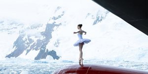 Μπαλαρίνα χορεύει στην πλώρη πλοίου ανάμεσα στους πάγους της Ανταρκτικής 