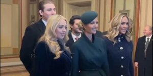 Το photobombing του Μπάρον Τραμπ στις αδελφές του