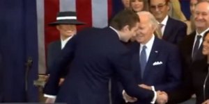 Η στιγμή που ο Μπάρον Τραμπ ψιθυρίζει κάτι στον Τζο Μπάιντεν