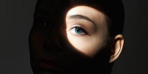 Ξαναδώστε λάμψη στα μάτια σας με αυτές τις 3 κορυφαίες ενυδατικές κρέμες