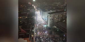 Σερβία: Χιλιάδες διαδηλωτές στο Βελιγράδι για το δυστύχημα σε σιδηροδρομικό σταθμό με 14 νεκρούς