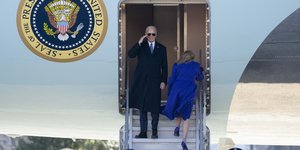 Το ζεύγος Μπάιντεν επιβιβάζεται στο αεροπλάνο