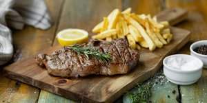 Το George's steak house- Μπιφτεκούπολη είναι από τα παλαιότερα μαγαζιά της Γλυφάδας