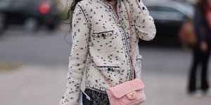 στιλάτη γυναίκα φοράει σακάκι