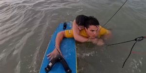 Η στιγμή που ο Βραζιλιάνος αθλητής του kite surfing σώζει τη γυναίκα από πνιγμό