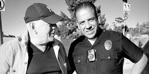 O Μπρους Γουίλις με έναν από τους αστυνομικούς που έσπευσαν για τη φωτιά