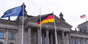 Σημαίες της Γερμανίας και της ΕΕ κυματίζουν μπροστά από το κτίριο της Μπούντεσταγκ 