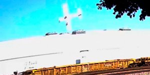 Η στιγμή της πτώσης του αεροπλάνου σε εργοστάσιο στην Καλιφόρνια