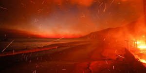 Στη θάλασσα φτάνει η φωτιά στην Καλιφόρνια -