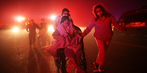 Πανικόβλητοι κάτοικοι εκκενώνουν λόγω της τεράστιας πυρκαγιάς στην Καλιφόρνια