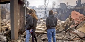 Κάτοικοι της Καλιφόρνια κοιτούν απελπισμένοι την καταστροφή