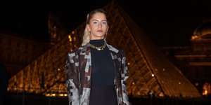 Πείτε αντίο στο «μικρό μαύρο φόρεμα»: Το νέο κόλπο για ατελείωτα μακριά πόδια, ανεξάρτητα από το ύψος σας