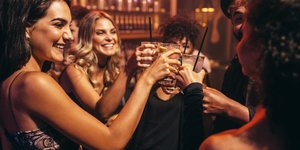 Γυναικες σε κλαμπ πίνουν ποτά