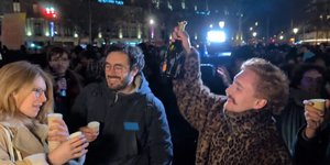 Πολίτες πανηγυρίζουν τον θάνατο του Ζαν Μαρί Λεπέν