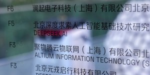 Ρομπότ AI επεξεργάζεται πληροφορίες από το DeepSeek