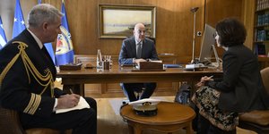 Ο Ν. Δένδιας ζήτησε εξηγήσεις από την πρέσβη Γαλλίας για το ενδεχόμενο πώλησης πυραύλων Meteor στην Τουρκία