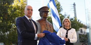 Στην τελετή αποκαλυπτηρίων της προτομής του πλοιάρχου Έκτορα Γιαλοψού ο Ν. Δένδιας