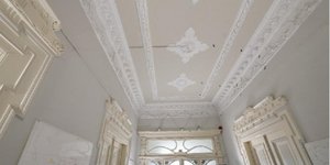 Γύψινα διακοσμητικά στην οροφή 