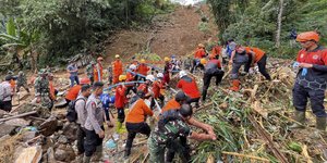 Διασώστες στην Ινδονησία 