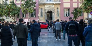 Κόσμος έξω από τα δικαστήρια Ηρακλείου
