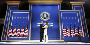 Ντόναλντ και Μελάνια Τραμπ χορεύουν στην προηγούμενη ορκωμοσία του το 2017