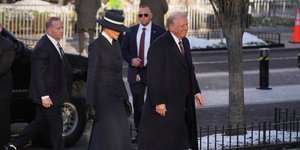 O Ντόναλντ με την Μελάνια Τραμπ κατά την άφιξή τους στην εκκλησία για την πρωινή λειτουργία