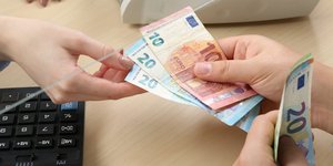 Εργαζόμενοι μετρούν ευρώ