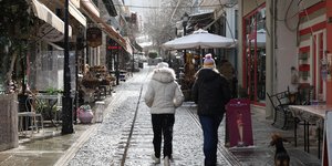 δυο με σκουφια στο χιονι