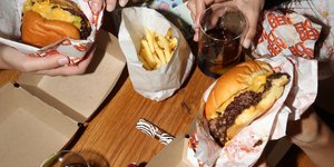 τραπέζι burgers πατάτες χέρια ποτήρια Ekiben Σύνταγμα 