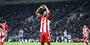 Ο Ελ Κααμπί πανηγυρίζει το γκολ του στο Οπόρτο