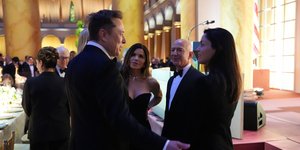 O Έλον Μασκ με την Shivon Zillis, τον Τζεφ Μπέζος και την Λόρεν Σάντσεζ