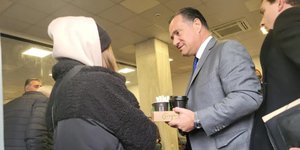 Καφέ κέρασε τους ασφαλισμένους ο Άδωνις Γεωργιάδης