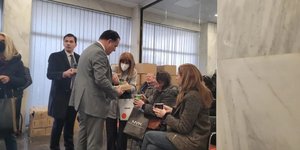 Ο Άδωνις Γεωργιάδης στο φαρμακείο του ΕΟΠΥΥ στη λεωφόρο Αλεξάνδρας