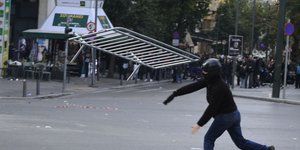 Επεισόδια μετά τη συγκέντρωση στο Σύνταγμα για τα Τέμπη