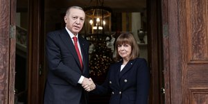 Χειραψία Σακελλαροπούλου με Ερντογάν
