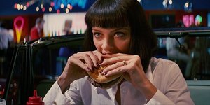 Η Ούμα Θέρμαν απολαμβάνει το μπέργκερ της στο Pulp Fiction. Τουλάχιστον αυτή δεν έφυγε χωρίς να πληρώσει... / IMDB