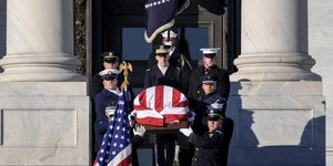 Στρατιώτες μεταφέρουν το φέρετρο του Τζίμι Κάρτερ