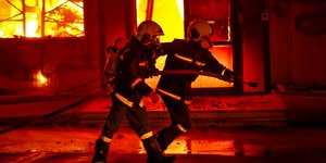 Κορωπί: Σε ύφεση η φωτιά στο εργοστάσιο «Καραμολέγκος» -Δεν υπάρχει κίνδυνος επέκτασης