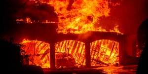 Φωτιά «καταπίνει» κτίριο στο Λος Άντζελες