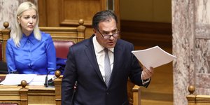 Ο Αδωνις Γεωργιάδης μιλάει στη Βουλή κρατώντας χαρτί