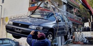 Απομακρύνουν παλιά ΙΧ απο τους δρόμους 