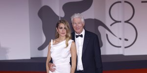 Ο Ρίτσαρντ Γκιρ με τη σύζυγό του στο κόκκινο χαλί