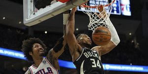 Ο Γιάννης Αντετοκούνμπο καρφώνει στο ματς με τους 76ερς